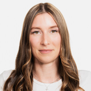 Junge Frau mit langen Haaren und natürlichem Gesichtsausdruck.